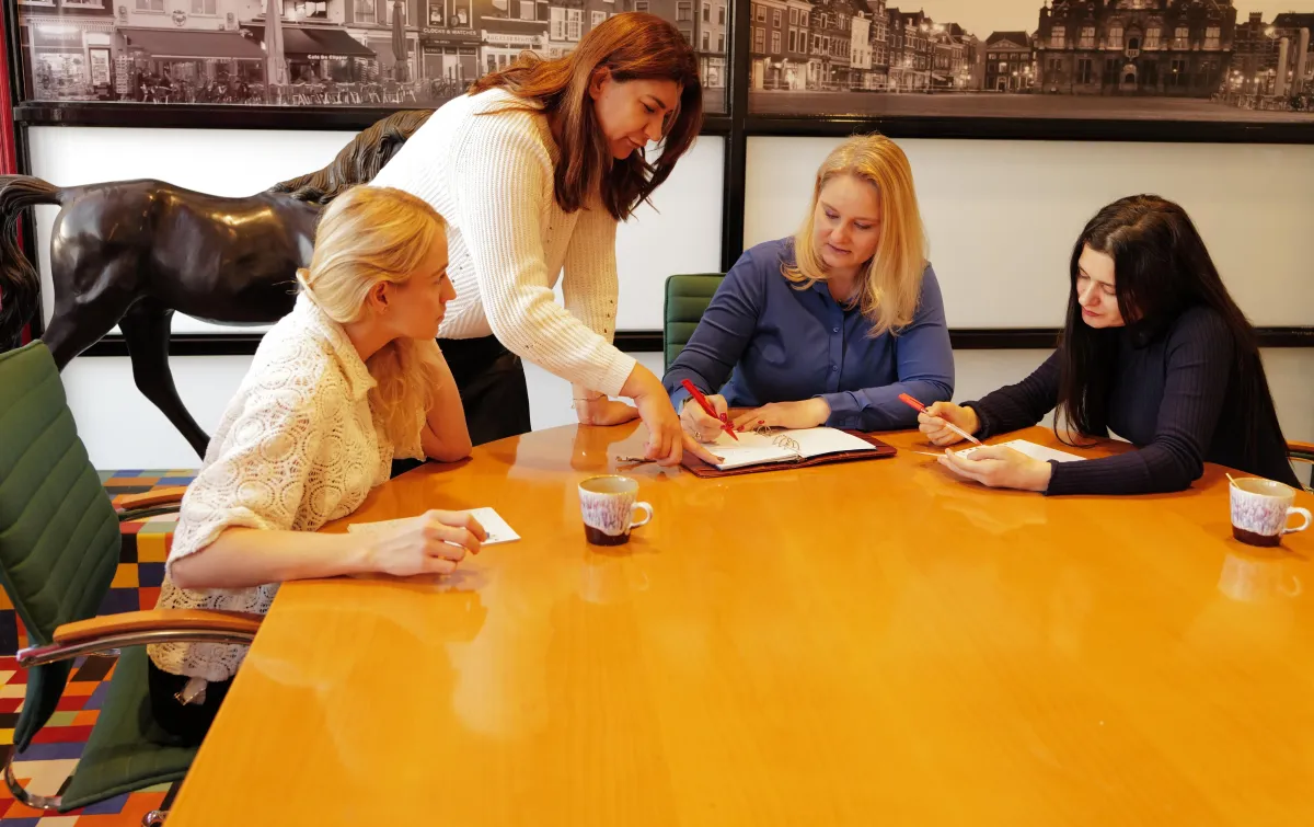 A group coaching session around the table at the Growth Guide practice