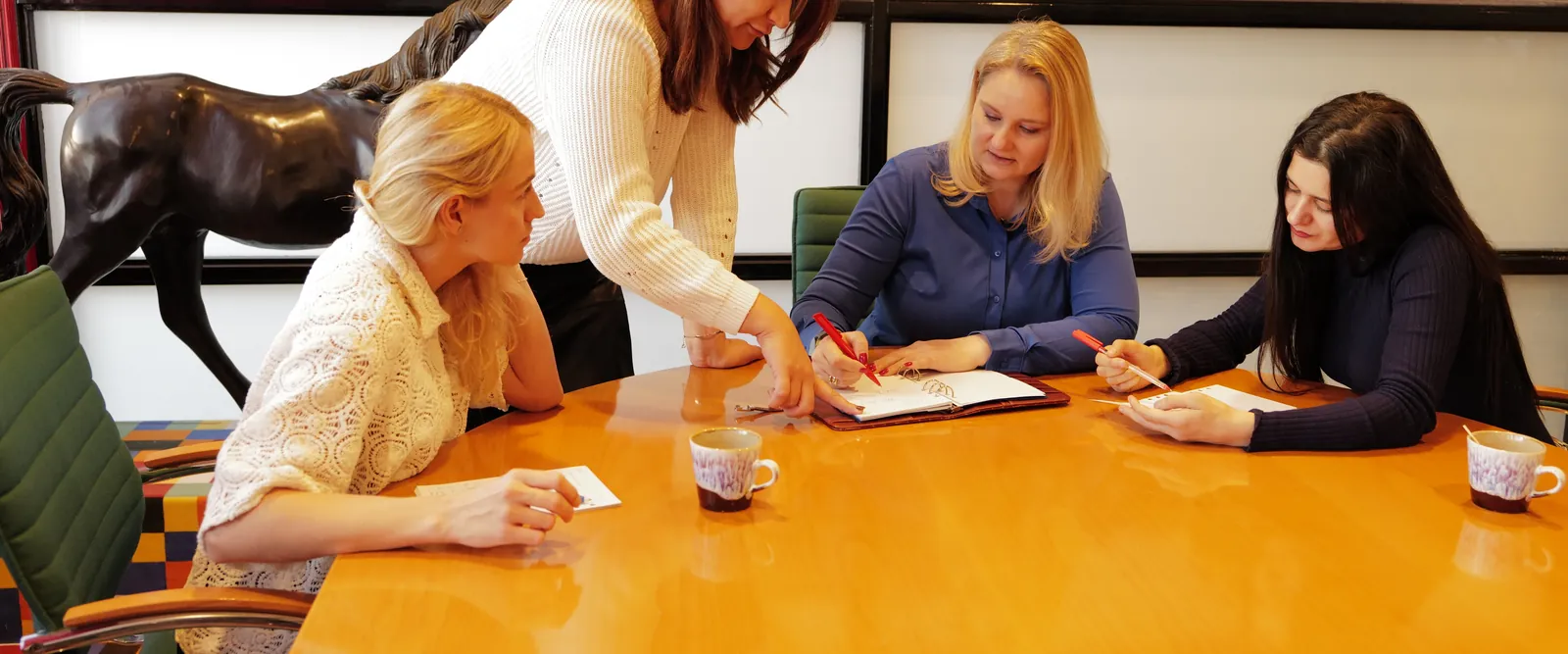 A working session at the practice: mapping a step-by-step plan together over the table