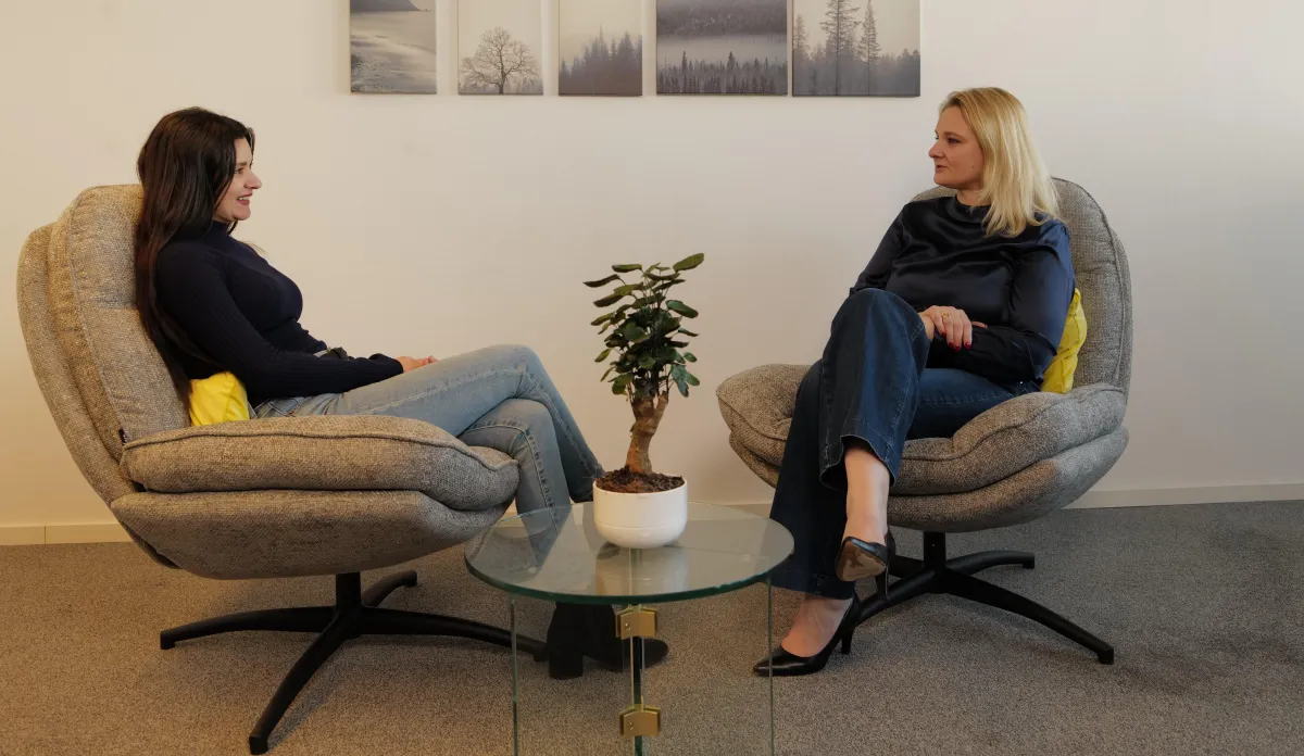 A real coaching moment: two people in conversation in armchairs